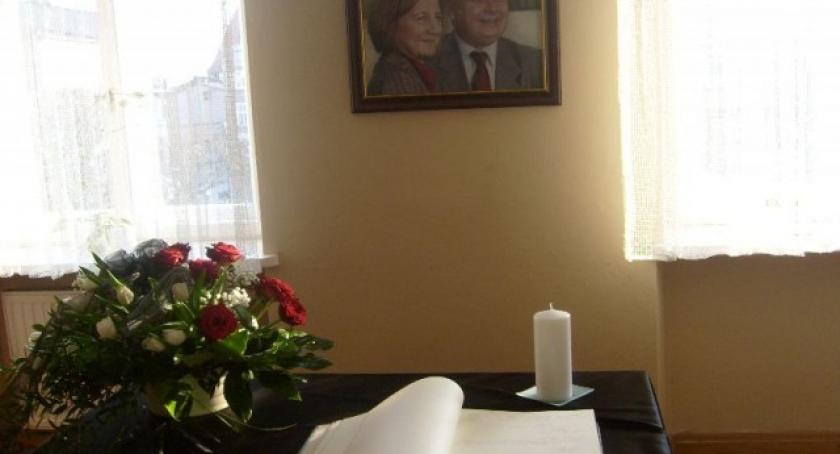 Kościerzyna. Pamiątkowa tablica na rocznicę katastrofy smoleńskiej