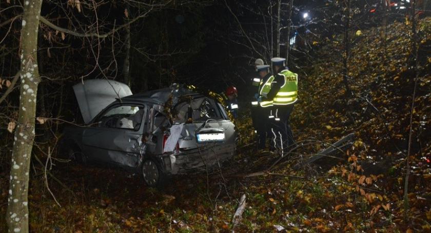 Nissan uderzył w drzewo i spadł ze skarpy. 28-letni pasażer nie żyje. Kierująca pijana