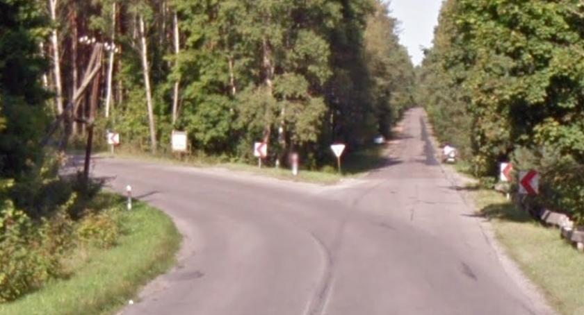 Przebudowa skrzyżowania W214 z drogą powiatową w kierunku Dębogór musi jeszcze poczekać