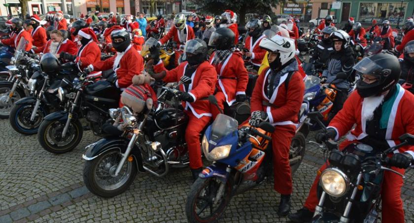 Zmotoryzowane Mikołaje na kościerskim Rynku