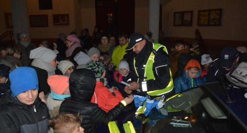 W Łubianie świecili przykładem - policjanci rozdawali ratujące życie odblaski