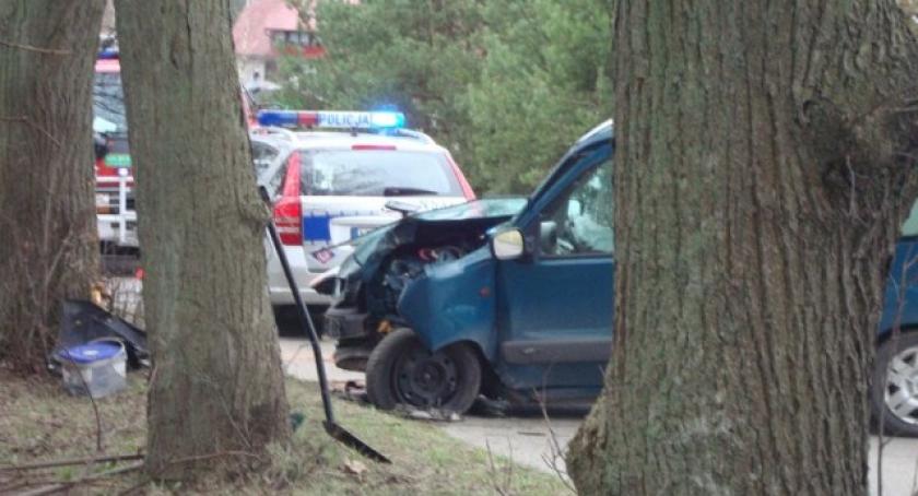 Groźny wypadek. Osobówka uderzyła w drzewo