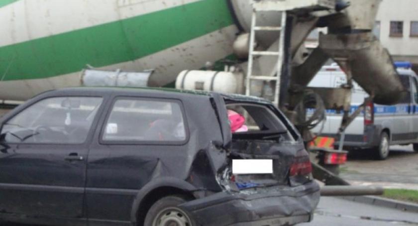 Kościerzyna. Ciężarówką uderzył w tył osobówki