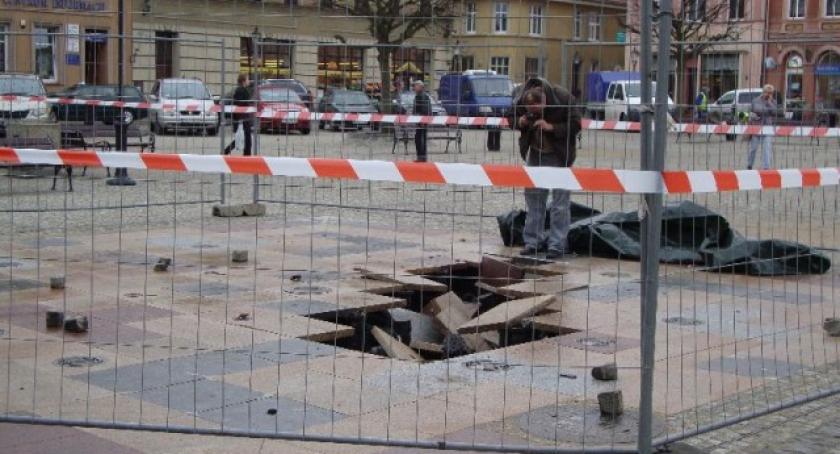 Fontanna na Rynku zarwała się 