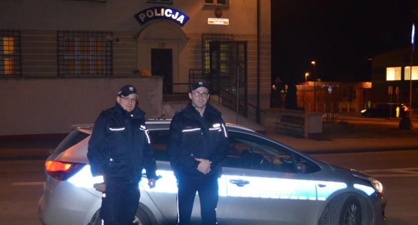 Chciał wskoczyć pod pociąg - uratowali go policjanci