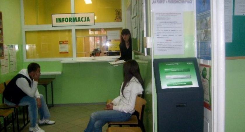Bezrobotnych mniej, ale stopa bezrobocia wciąż wysoka