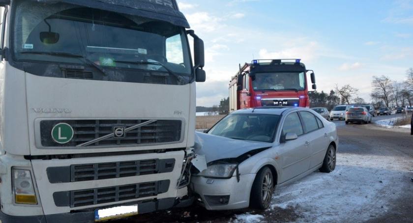 Zielenin. Ciężarowe volvo zderzyło się z fordem