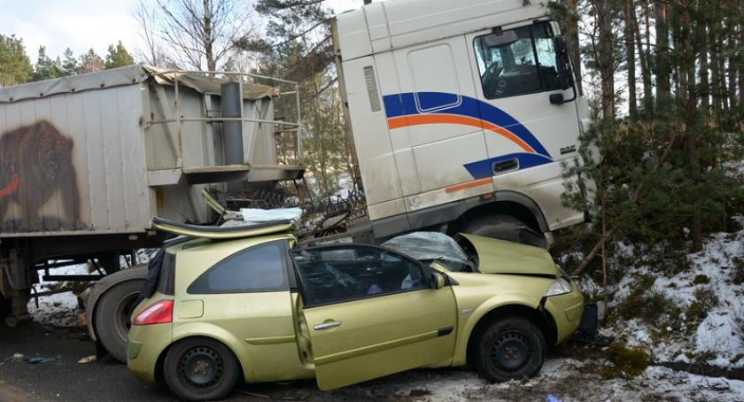 Olpuch. Renault wjechało pod ciężarówkę