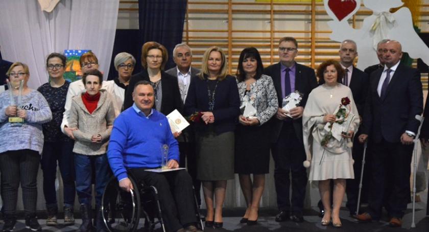 Jubileuszowe Medale im. Matki Teresy z Kalkuty w rękach laureatów