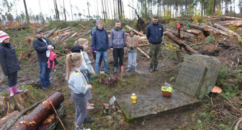 Harcerze odwiedzili mogiły poległych podczas II wojny światowej