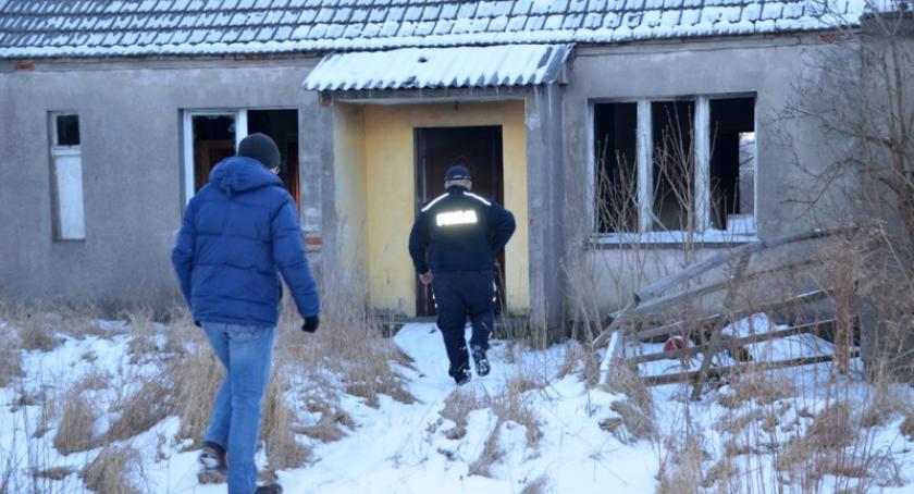 Mróz śmiertelnym wrogiem bezdomnych. Policjanci kontrolowali pustostany