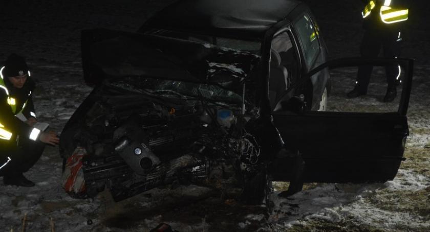 Lipuska Huta. VW Lupo rozbił się na drzewie