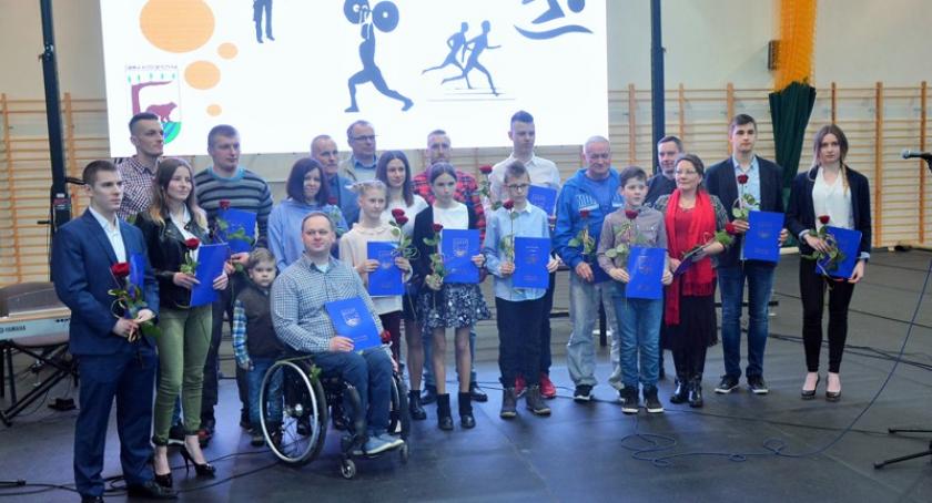 Nagrody wójta gminy Kościerzyna w rękach sportowców
