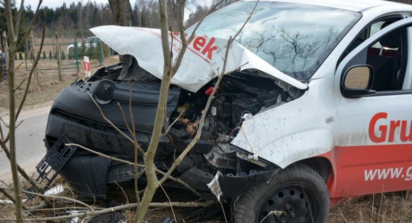 Będomin. Fiat rozbił się na drzewie