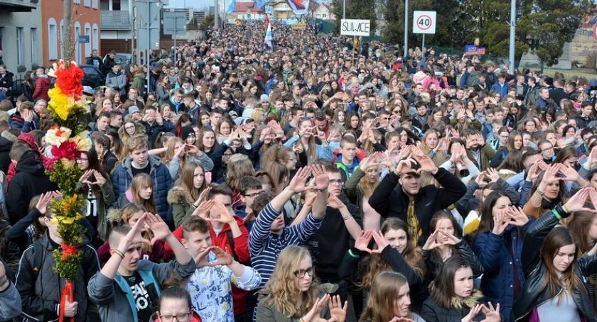 Diecezjalne święto młodzieży przyciągnęło do Kościerzyny tysiące młodych wiernych