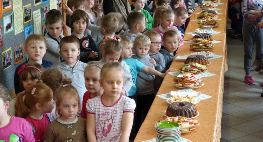 Uczniowie z Osowa zasiedli do wspólnego śniadania wielkanocnego