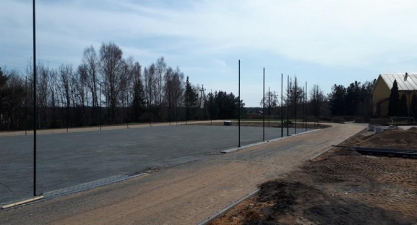 Gm. Kościerzyna. Trwa budowa trzech boisk wielofunkcyjnych