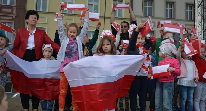 Uczcili Dzień Flagi - kościerski Rynek w barwach biało-czerwonych