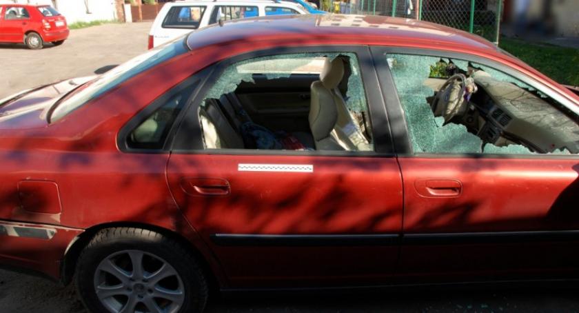 Samochód stał za blisko furtki, więc właściciel posesji zdemolował auto siekierą