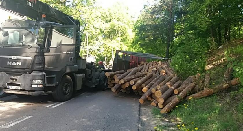 Kościerzyna-Wierzysko. DW214 zablokowana. Przewróciła się ciężarówka w drewnem