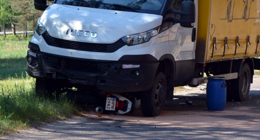 Borsk. Motocyklista wpadł pod Iveco - ranny policjant