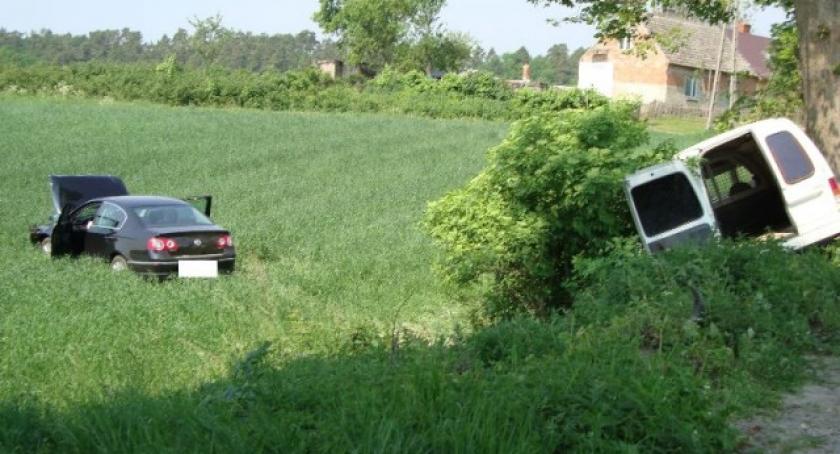Wypadek w Górze. Passat wylądował w polu