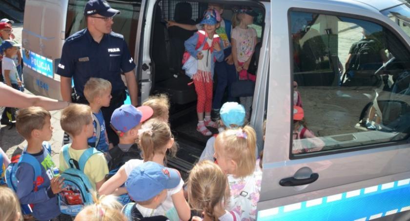 Uczniowie z Klukowej Huty z wizytą u kościerskich policjantów