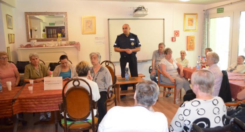 Policjanci spotkali się z seniorami. Ostrzegali przed oszustami.
