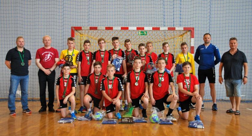 Gospodarze z głównym trofeum Pomorskiego Festiwalu Piłki Ręcznej w Nowej Karczmie