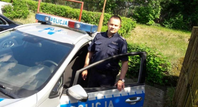 Roczne dziecko straciło przytomność. Z pomocą pospieszył policjant z Dziemian