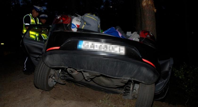 Olpuch. Seat wypadł z drogi i uderzył w drzewo