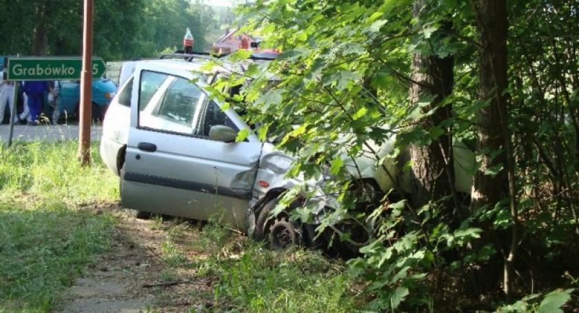 Grabówko. Ford uderzył w drzewo