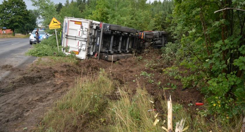 Bałachy. Ciężarowe Volvo przewróciło się na poboczu