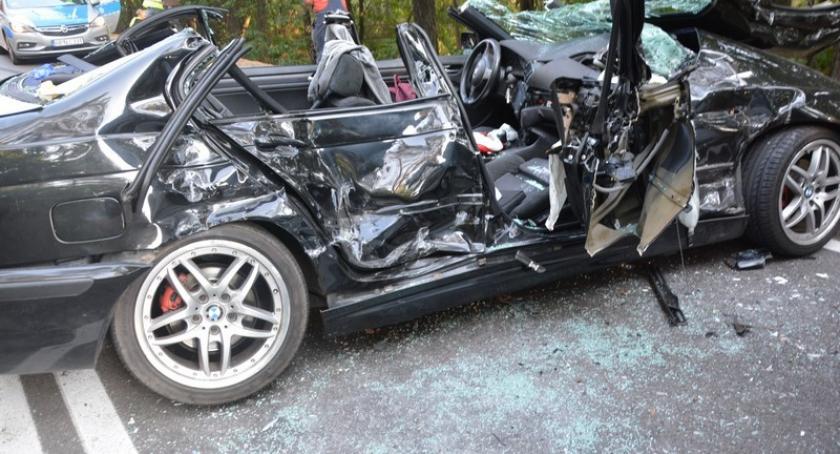 BMW wpadło pod autobus na K20 - dwie osoby ranne