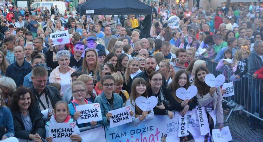 Koncert Michała Szpaka przyciągnał tłumy na kościerski Rynek