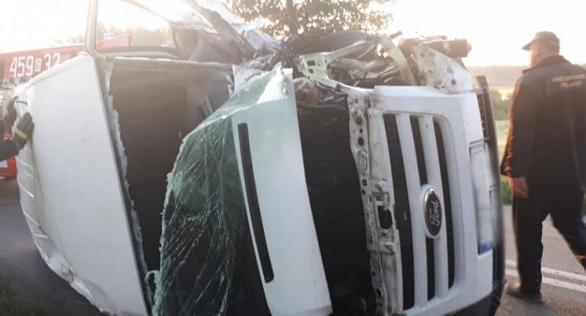 Szumleś Szlachecki. Ford uderzył w drzewo po zderzeniu z Iveco