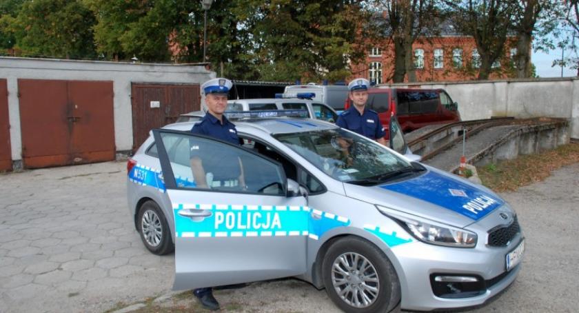 Kierowca renault dostał udaru - życie uratowali mu policjanci