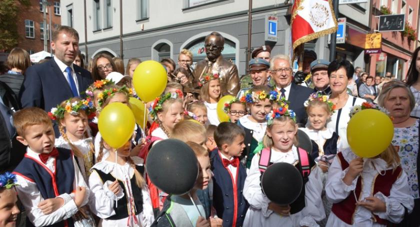 Kościerzyna. Na ulicy Długiej stanął pomnik dra Aleksandra Majkowskiego