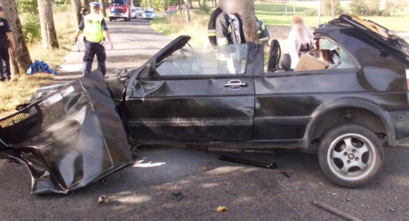 Puc. VW Golfa rozbił na drzewie - 24-latek w szpitalu