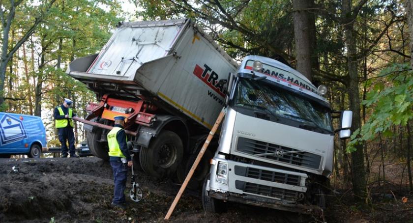 Ciężarowe Volvo uderzyło w kię, a potem w drzewo na K20