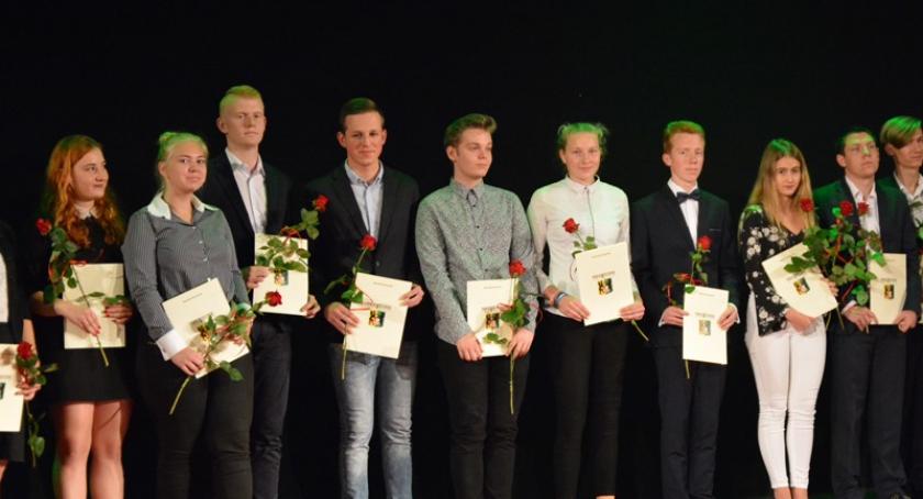 Kościerzyna. Nalepsi uczniowie i absolwenci ze stypendium starosty