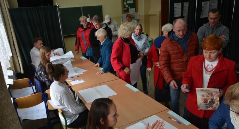 Lokale wyborcze zamknięte - trwa liczenie głosów