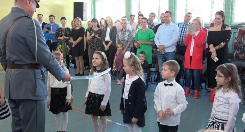 Uroczyste pasowanie na ucznia w szkole w Wielkim Klinczu