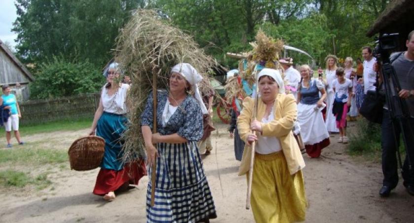 Widowisko dożynkowe we Wdzydzach Kiszewskich