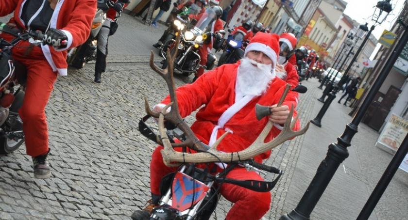 Mikołaje na motorach opanowały kościerski rynek