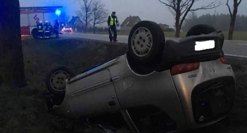 Kościerska Huta. Fiat dachował po zderzeniu z mazdą