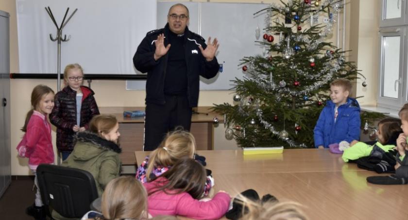 Uczniowie z Dziemian z wizytą u kościerskich policjantów