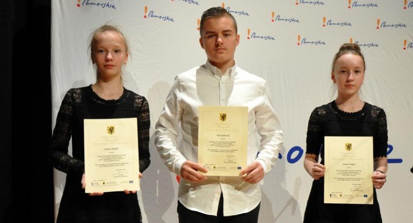 Uczniowie z gminy Nowa Karczma ze stypendiami marszałka