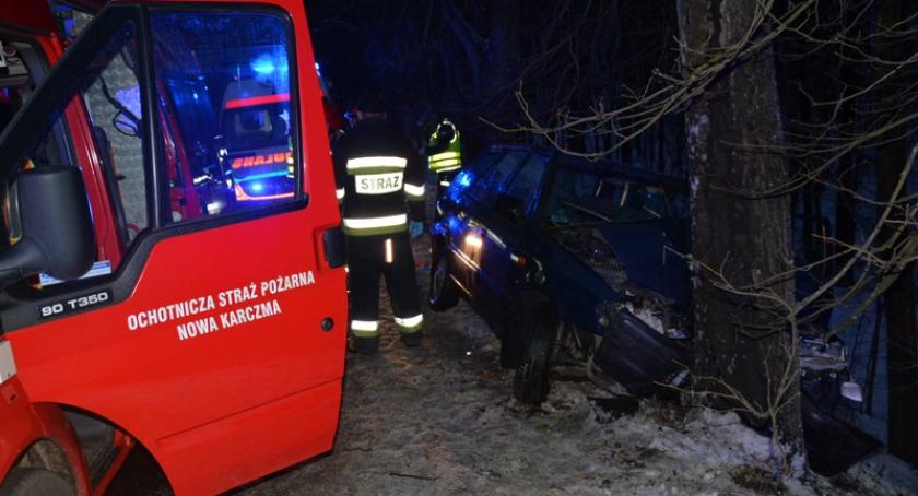 Grabowo Kościerskie. Skoda rozbiła się na drzewie