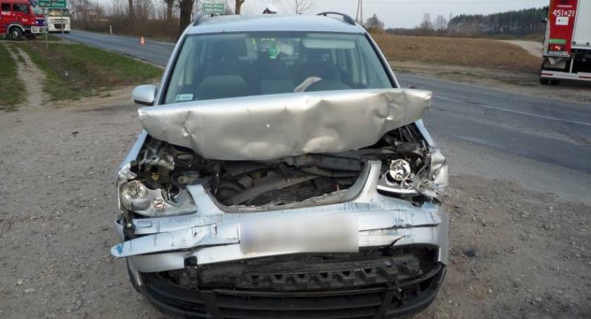 Nowy Klincz. VW Touran podczas wyprzedzania uderzył w renault i ciągnik rolniczy